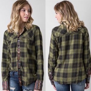 Gimmicks by BKE Raw Edge Snap Front Green Plaid